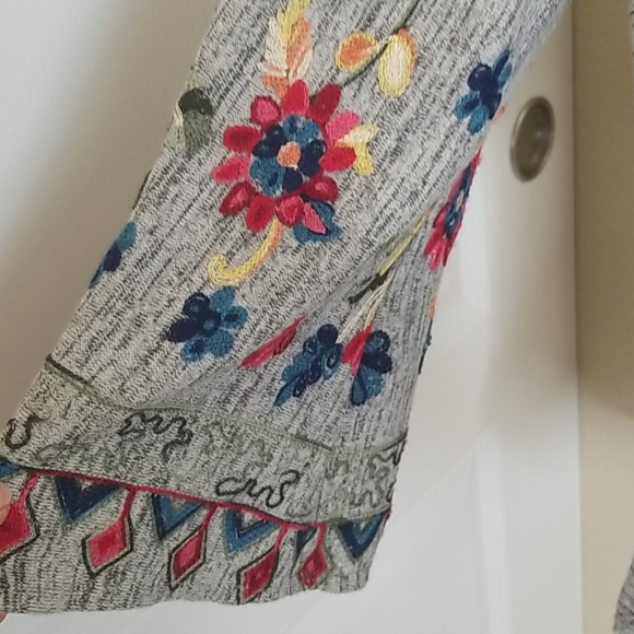 Fig and flower button down top with embroidery - Picture 3 of 8